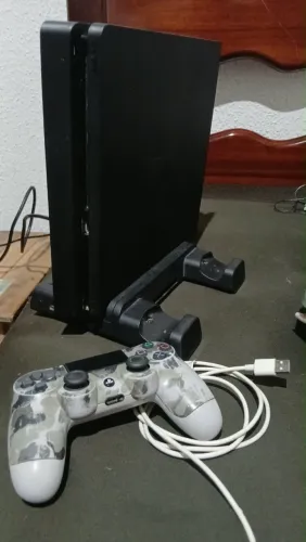 Vendo ps4 slim 1TB , acompanha controle e jogo de futebol