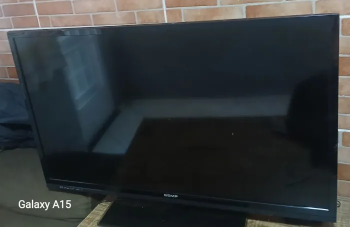 Vende-se TV LCD 40 polegadas, não é Smart, acompanha controle e antena