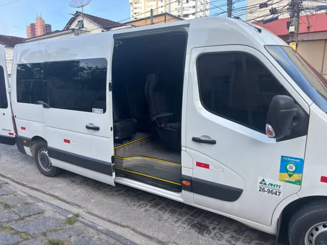 Van 15 lugares para aluguel 
