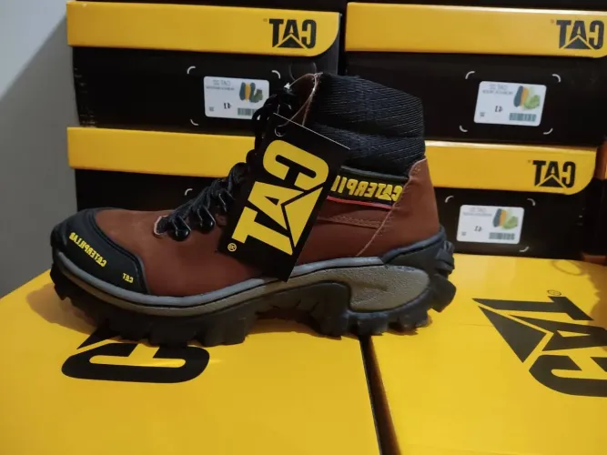 BOTA COTURNO CATERPILLAR ARIZONA MARROM