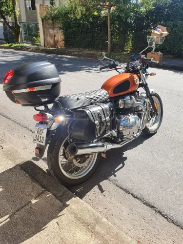 Royal Enfiel Interceptor 650 COMPLETA