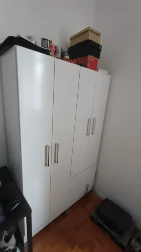 GUARDA-ROUPA 4 PORTAS E 2 GAVETAS