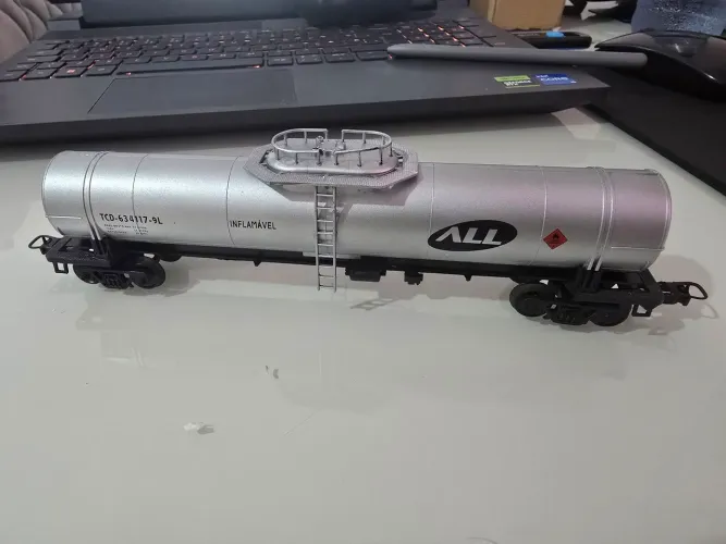 Vagão tanque TCD ALL fora de catálogo logo preta FRATESCHI Leia