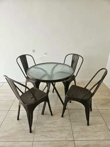 Mesa de metal com cadeiras