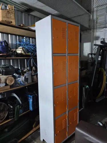 Vendo Armário Roupeiro Aço 8 Portas Vestiário com Ventilação