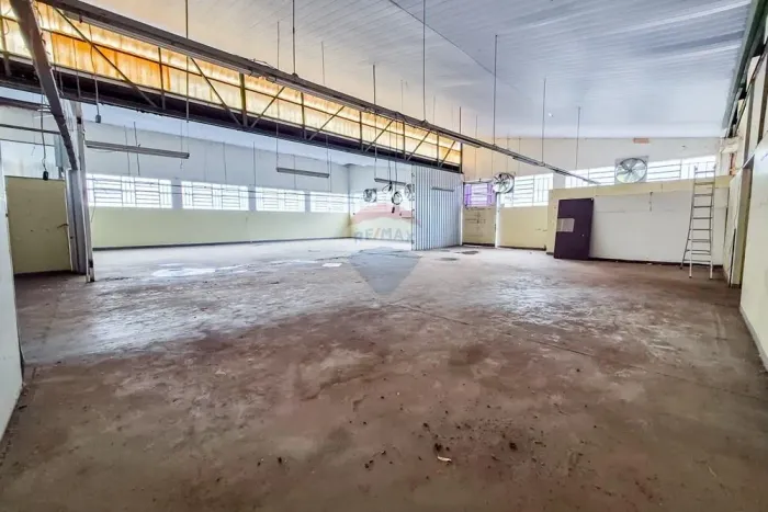 Locação Andar Corporativo 891m2 com Doca e Elevador no Bairro Fábrica