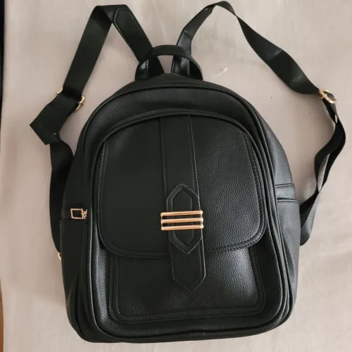 Mochila nova, preta, comprada fora, tamanho médio.