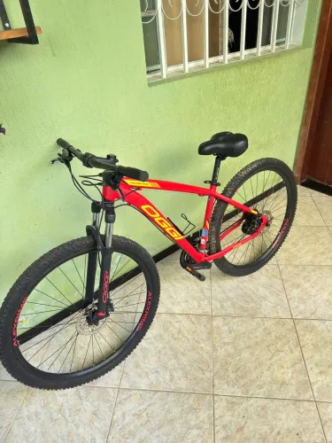 Bicicleta Aro 29 Oggi Hacker HDS 24v Vermelha/Amarela/Preta