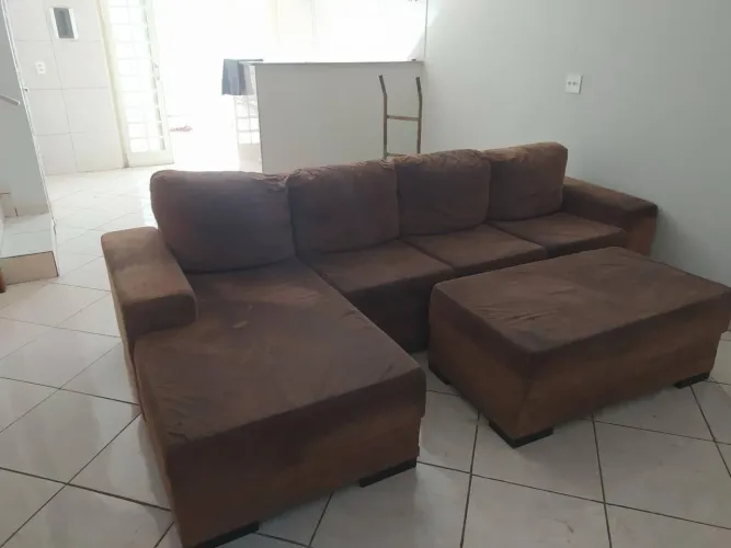 Sofá 4 lugares grande c/ puff