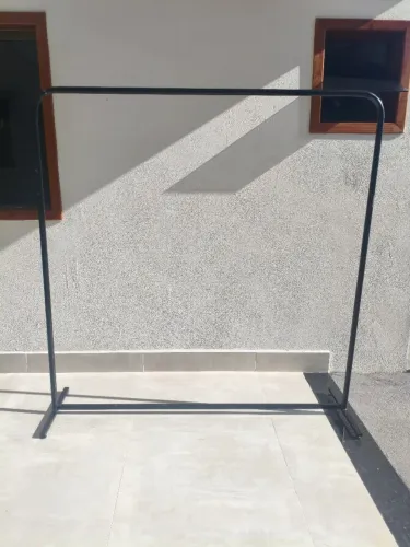 Arara de roupas grande em ferro 1,80 × 1,80 m - reforçada