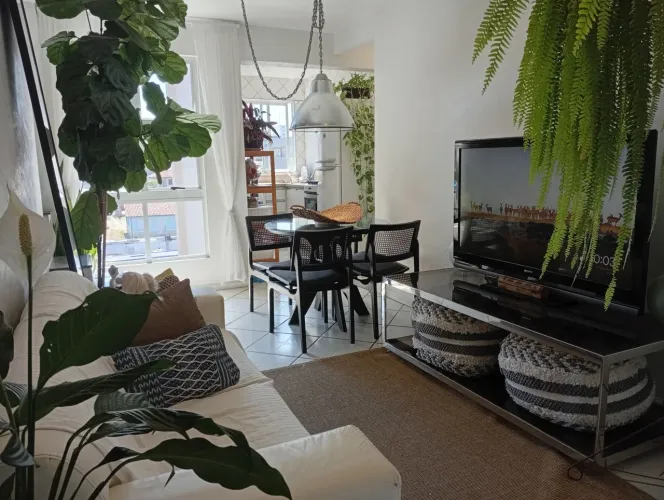 Quarto vago em apê / Capoeiras