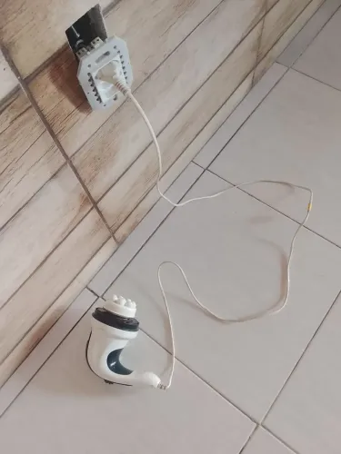 Aparelho de fazer massagem funcionando perfeitamente