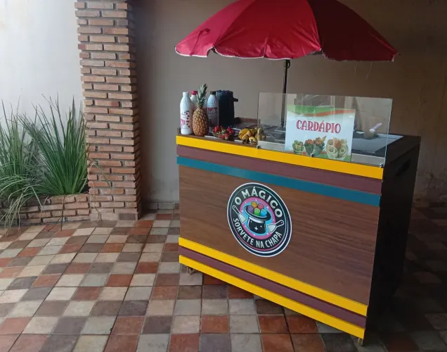 Máquina sorvete na chapa."Sorvete Tailandês"