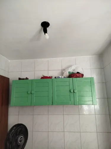 Armário de cozinha medindo 1.60 por 50, profundidade 40. Todo em madeira maciça .