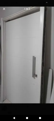 Porta pivotante em excelente estado 