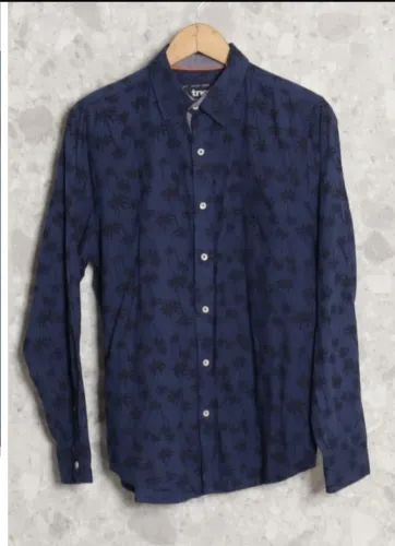 Camisa TNG P .. porém usa até o G .. forma grande 