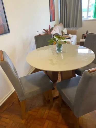 Mesa de jantar redonda 1,10 tampo off white com 4 cadeira , de vidro, 4 cadeiras estofadas