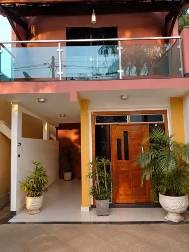 Casa Comercial 2 Andares no Centro | 4 Quartos, 3 Banheiros e Garagem