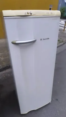 SÓ 500 REAIS PRA DESAPEGAR... GELADEIRA ELETROLUX FUNCIONANDO PERFEITAMENTE