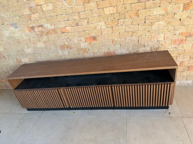 : Rack para TV Moderno com Ripado e Nicho Preto - Madeira Marrom