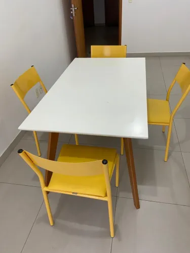 Vendo mesa + 4 cadeiras