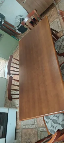 Mesa de madeira com 6 cadeiras