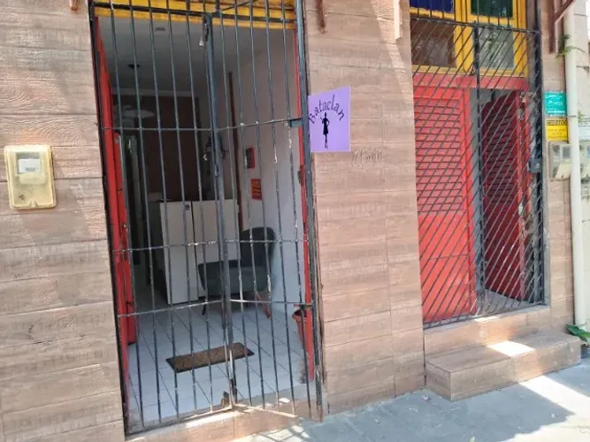 Casa com 02 pavimentos, 02 salas e 09 quartos 9 (sendo 08 suítes) no Centro do Recife