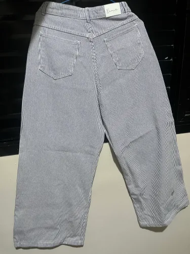 calça jeans listrada azul e branca