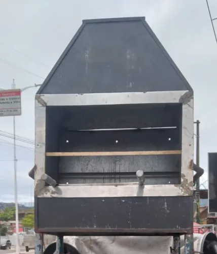 Churrasqueira grande com pé 