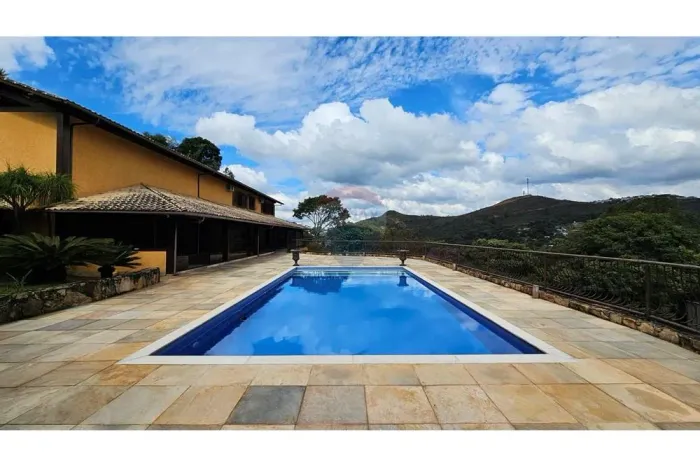 Casa no Vila do Conde  4 Suítes, Piscina e Vista para a Mata do Jambreiro em Nova Lima