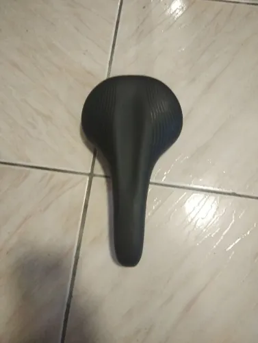 Conjunto de bicicleta guidon, sela e mesinha