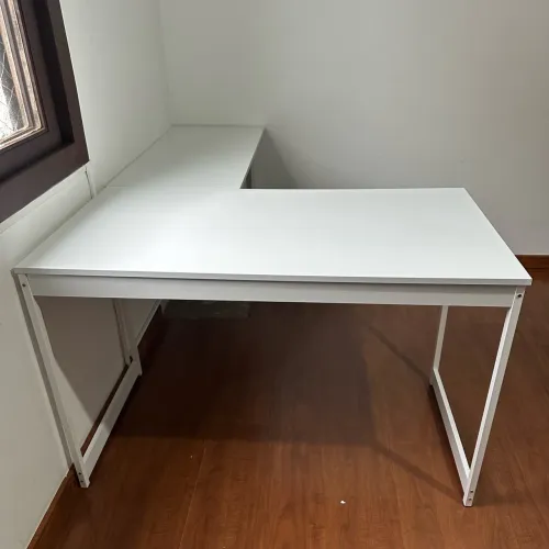 Mesa de escritório em L branca
