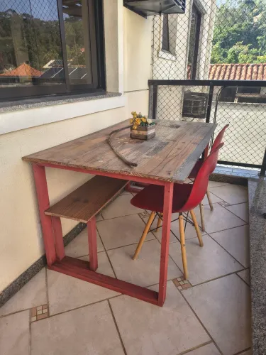 Jogo de mesa, cadeiras e banco de pinus