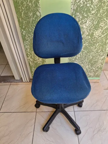 Cadeira pra escritório semi nova na cor azul.
