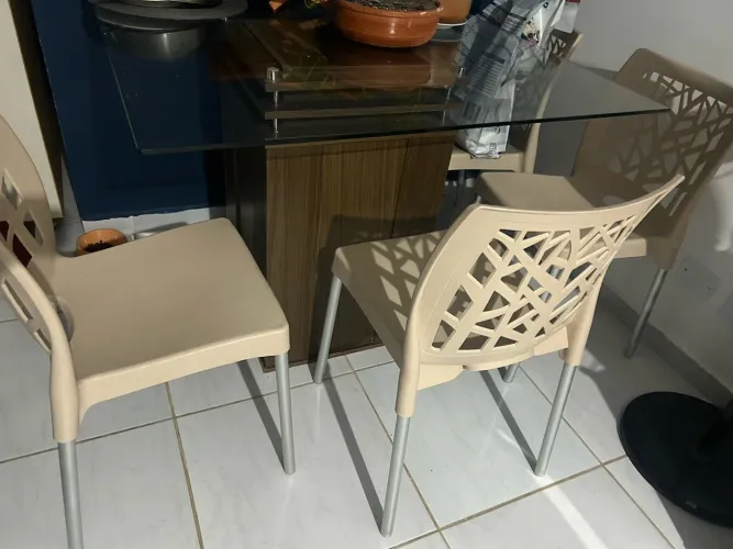 Mesa com tampo de vidro