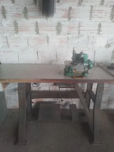 Máquina overlok industrial.