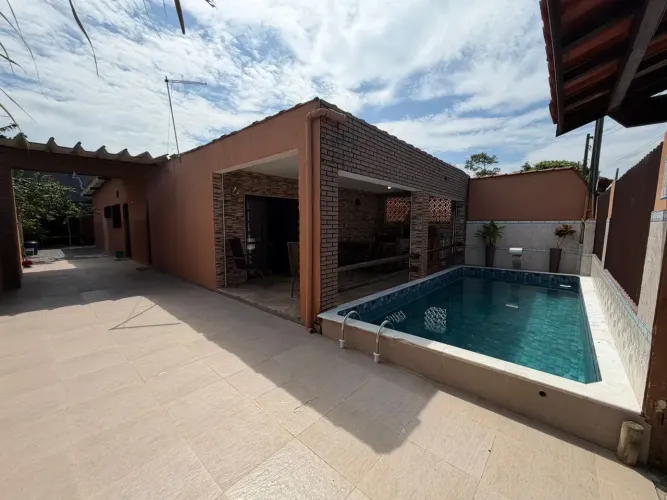 Casa com piscina para venda com 2 quartos em Balneário Gaivota - Itanhaém - SP