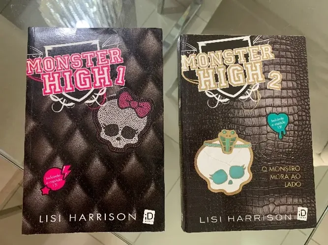 Conjunto livros usados Monster High - Volume 1 e 2
