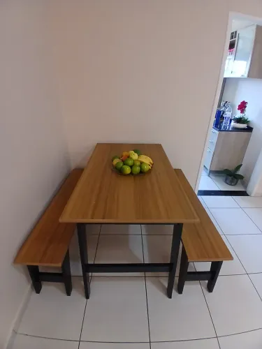 Mesa de jantar MDF 4 lugares + 2 bancos - compacta