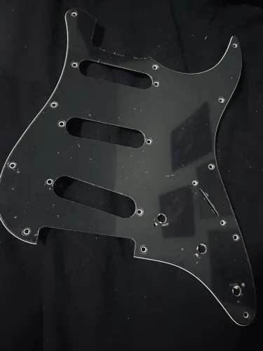 Escudo strato sss preto padrão fender 