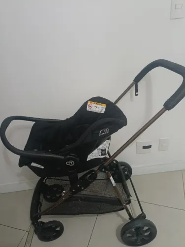 Carinho de bebê com bebê conforto e base para o carro sem Moisés