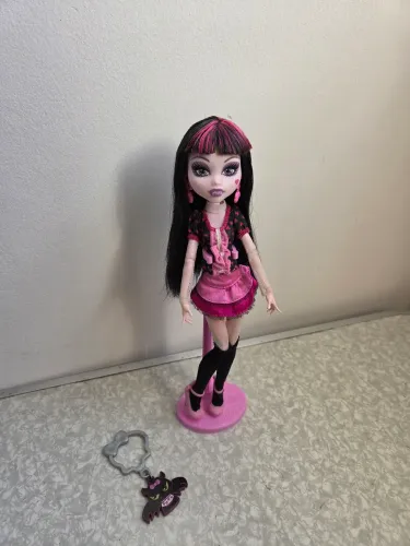 Draculaura Passeio no shopping - Monster high