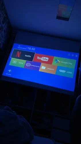 Tela de projeção retrátil para projetor