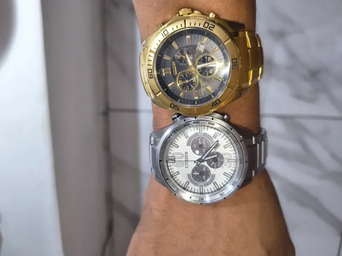 Vendo dois relógios citezen dourado e um dourado original aceito oferta