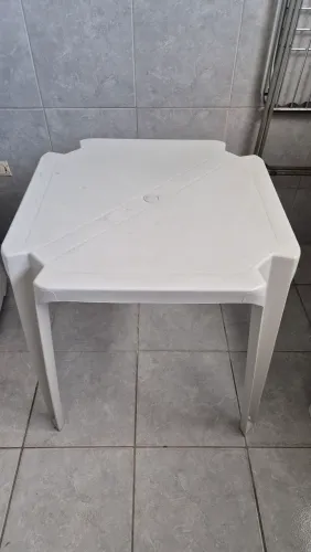 Mesa com as 4 cadeiras