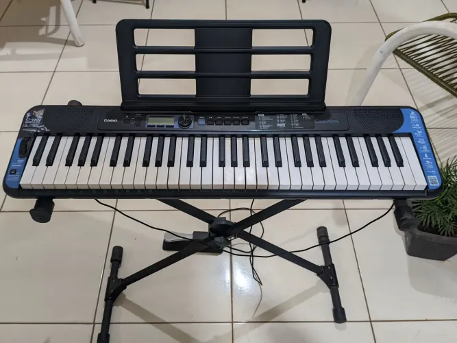 Teclado Casio semi-novo