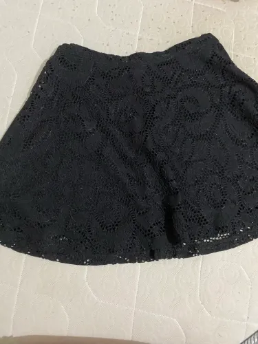 Saia curta preta de renda
