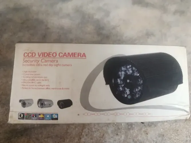 Câmera de Segurança Analógica CCD com infravermelho para visão noturna.