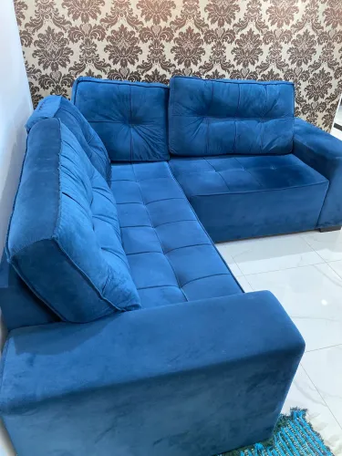 Sofá de canto em L azul veludo 6 meses de uso seminovo negociar entrar em contato 