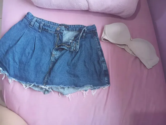 Vendo duas peças, saia short jeans e tomara que caia, dois conjuntos, para sair hoje.